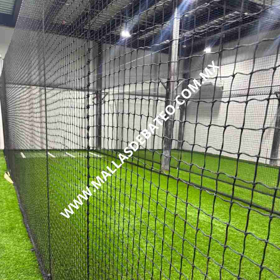 Jaula de bateo con malla de alto impacto en campo de béisbol